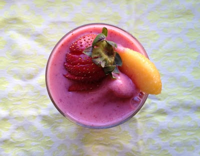 healthy-strawberry-peach-smoothie-with-flaxseeds