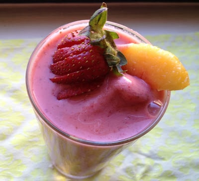 healthy-strawberry-peach-smoothie-with-flaxseeds