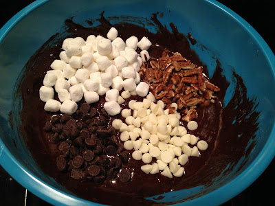 crack-brownies-with-marshmallows-chocolate-chips-and-pecans-step-by-step-recipe