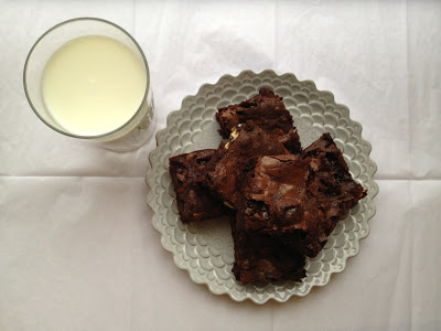crack-brownies-with-marshmallows-chocolate-chips-and-pecans