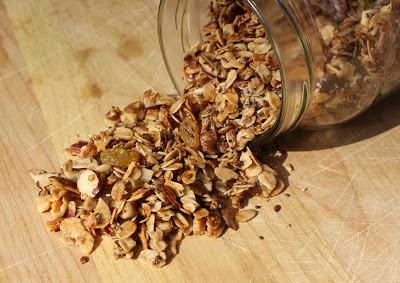 vegan-maple-cinnamon-granola-with-chia-seeds-2