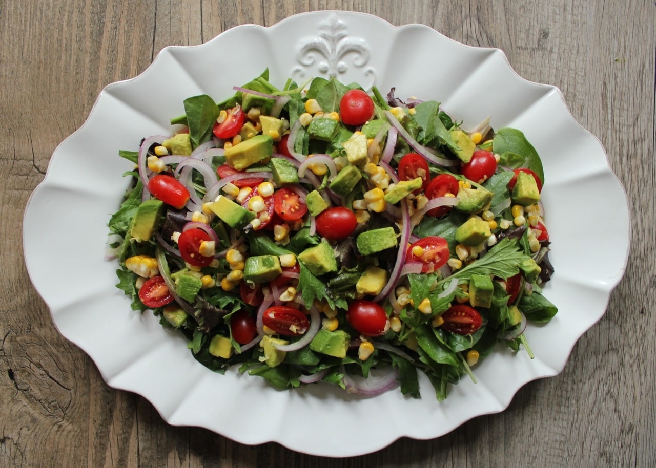 Summer-salad-with-avocado-and-corn