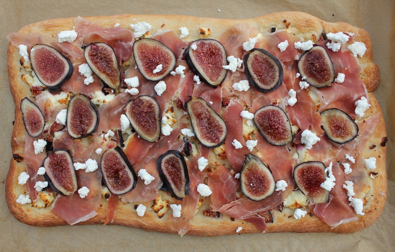 flatbread-with-figs-goat-cheese-and-prosciutto-4