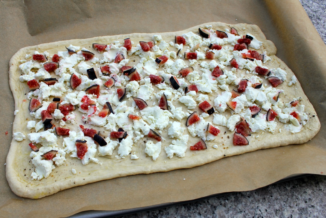 flatbread-with-figs-prosciutto-and-goat-cheese-2