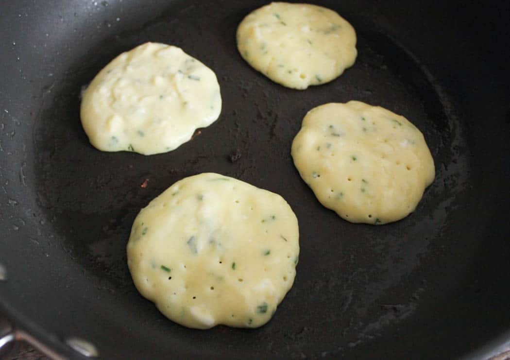 Mashed-potato-pancakes-with-goat-cheese-and-chives-step-4-2