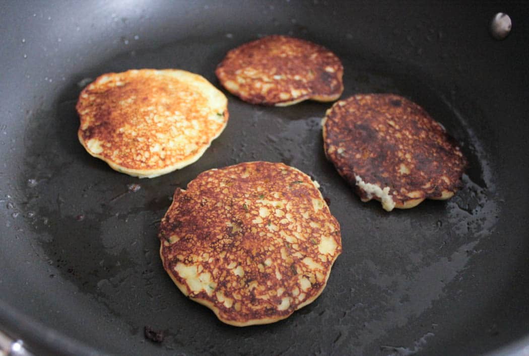 Mashed-potato-pancakes-with-goat-cheese-and-chives-step-5