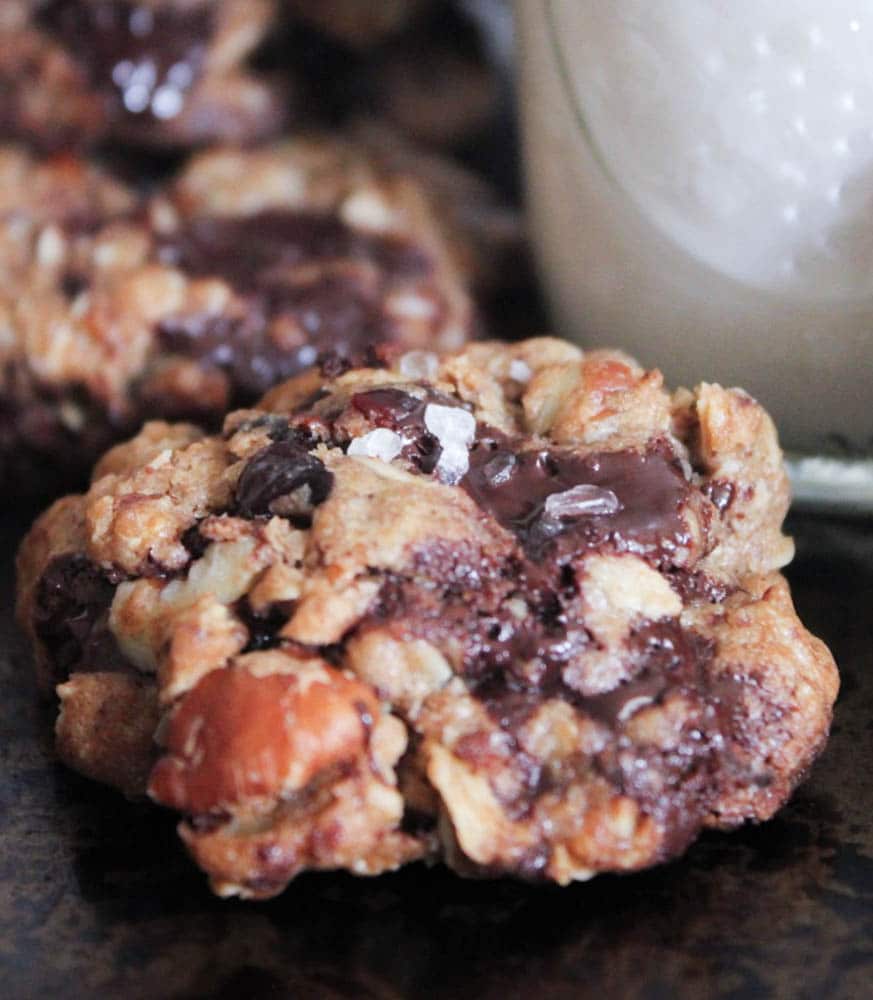 healthy-dark-chocolate-chunk-oatmeal-cookies-with-cherries-and-sea-salt-4