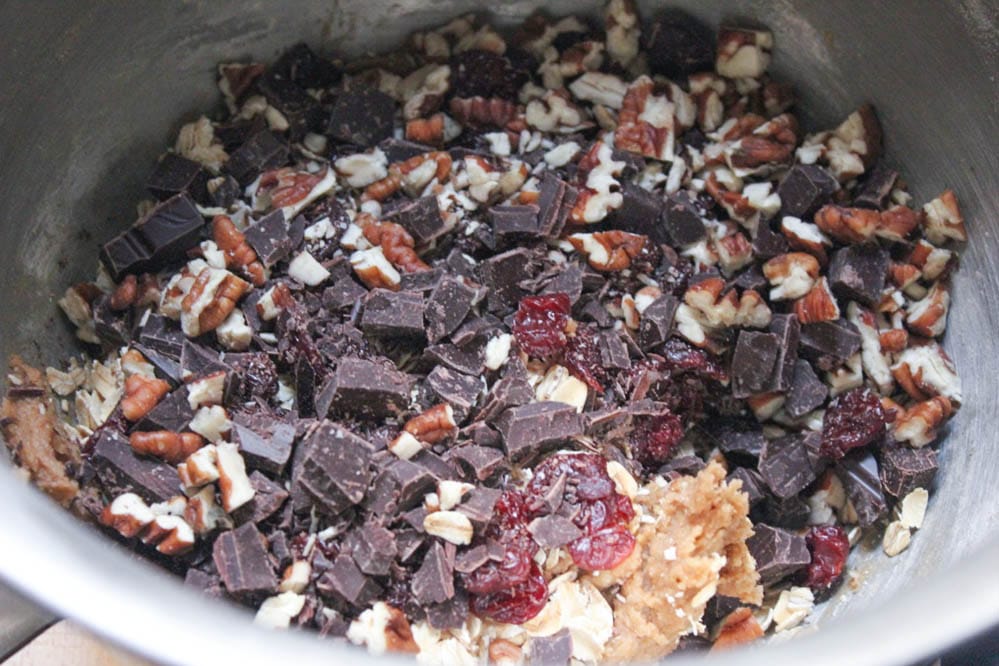 healthy-dark-chocolate-chunk-oatmeal-cookies-with-cherries-and-sea-salt-step-5