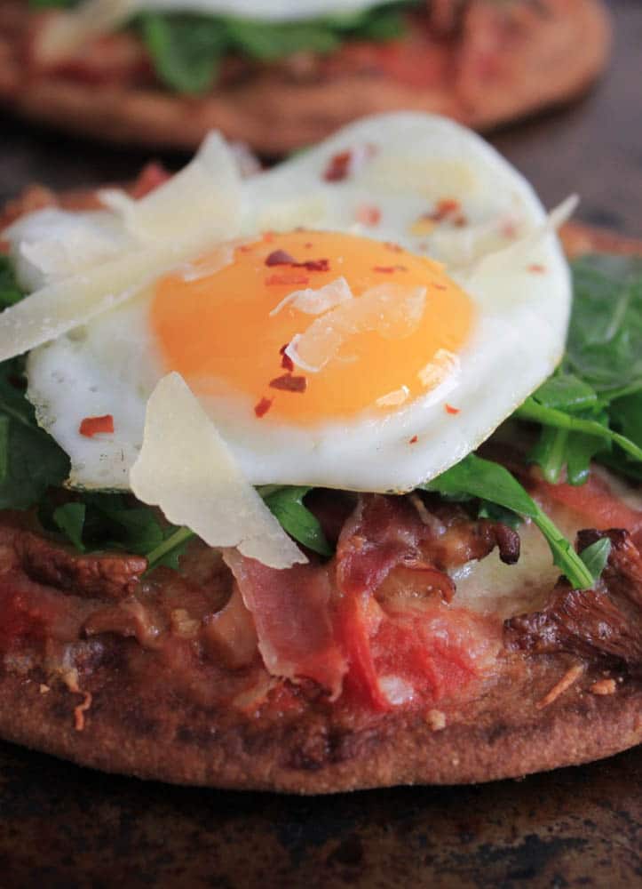 grilled-pita-pizzas-with-prosciutto-chanterelles-arugula-and-a-fried-egg-2