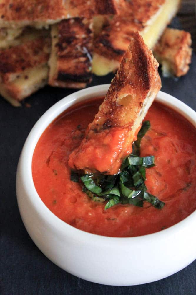 the-best-vegan-roasted-tomato-basil-soup-4