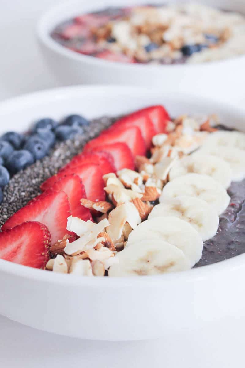 Vegan-Berry-Green-Smoothie-Bowls-with-fruit-and-granola-10