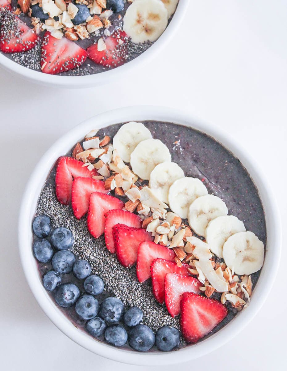 Vegan-Berry-Green-Smoothie-Bowls-with-fruit-and-granola-2