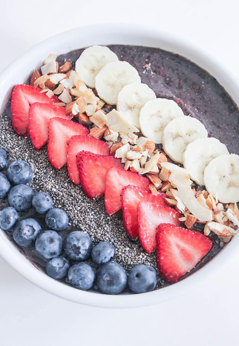 Vegan-Berry-Green-Smoothie-Bowls-with-fruit-and-granola-4