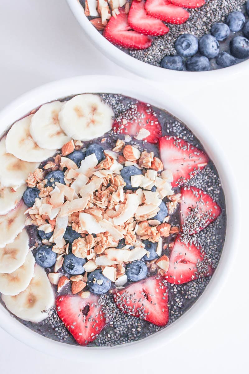 Vegan-Berry-Green-Smoothie-Bowls-with-fruit-and-granola-5