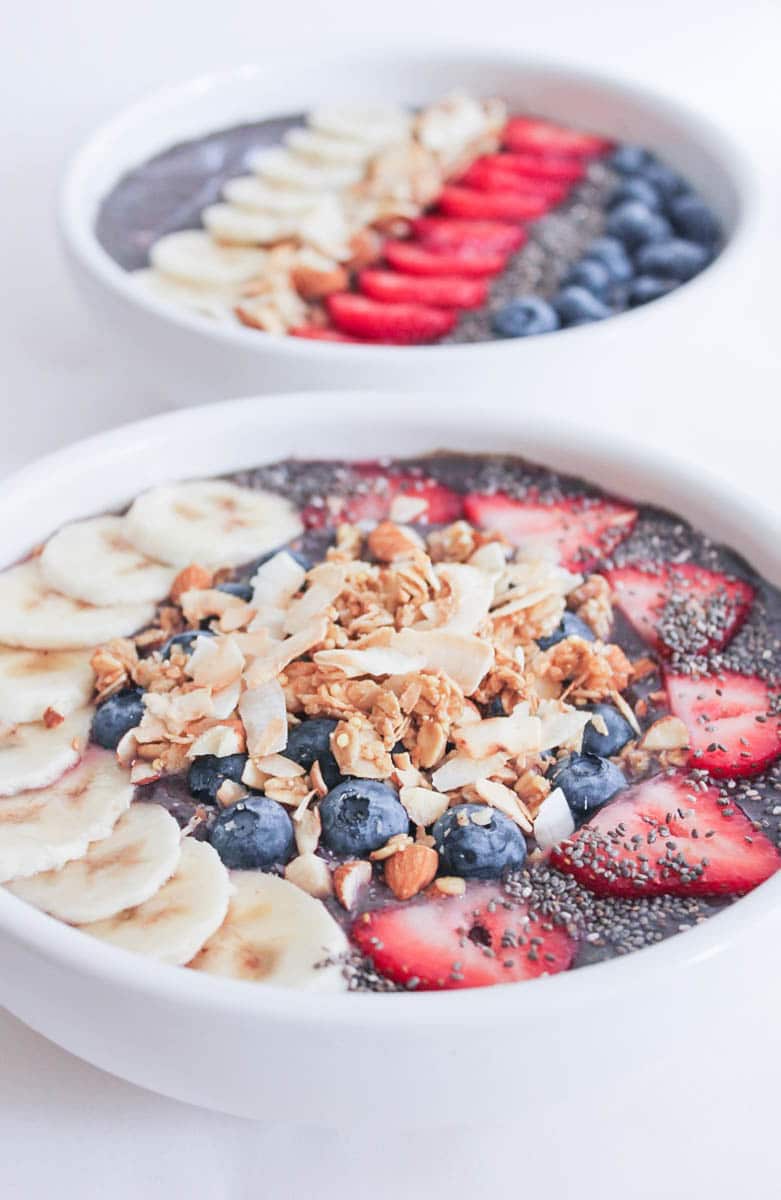Vegan-Berry-Green-Smoothie-Bowls-with-fruit-and-granola-6