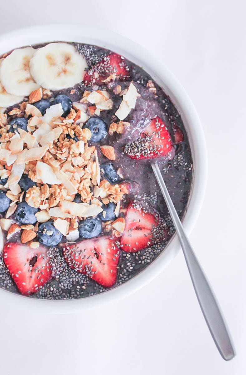 Vegan-Berry-Green-Smoothie-Bowls-with-fruit-and-granola-7