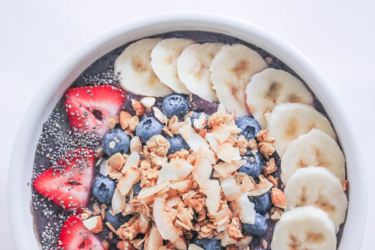 Vegan-Berry-Green-Smoothie-Bowls-with-fruit-and-granola-8