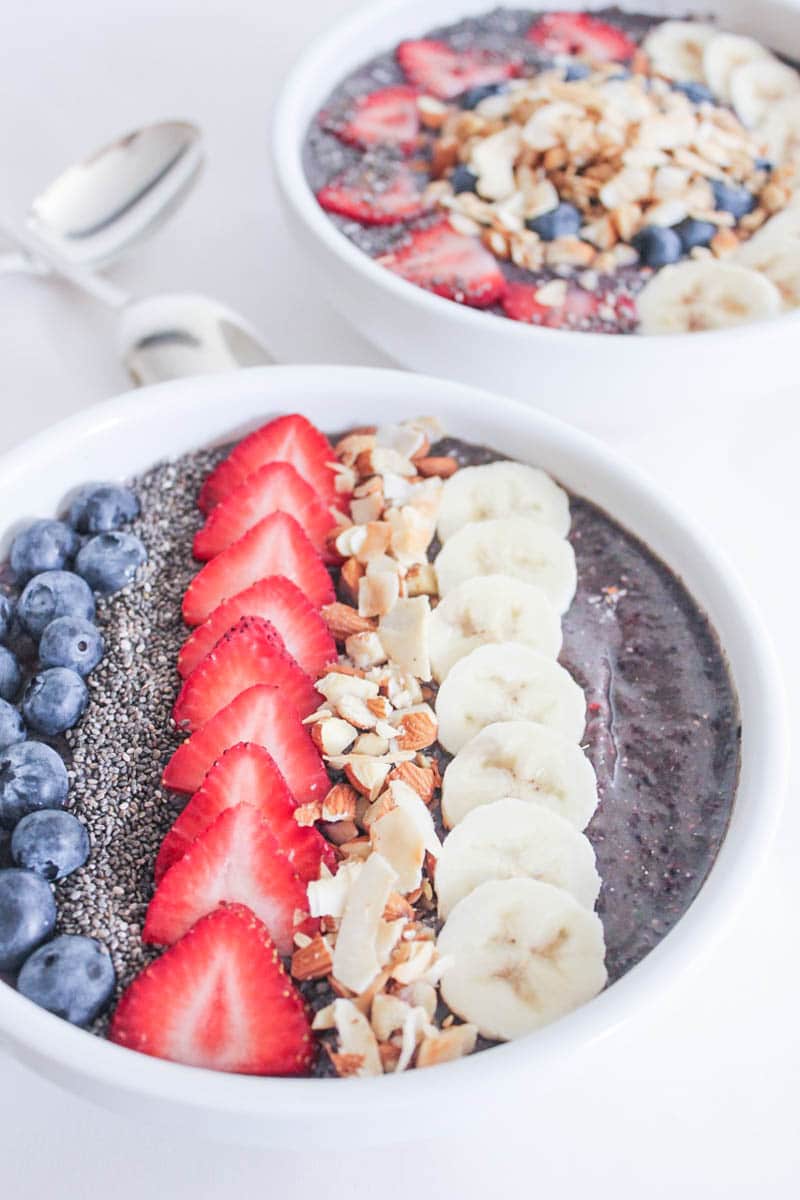 Vegan-Berry-Green-Smoothie-Bowls-with-fruit-and-granola-9