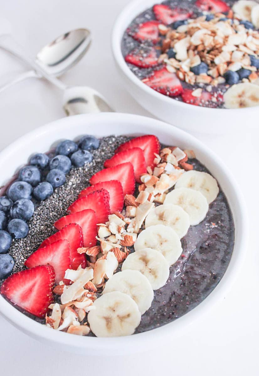 Vegan-Berry-Green-Smoothie-Bowls-with-fruit-and-granola