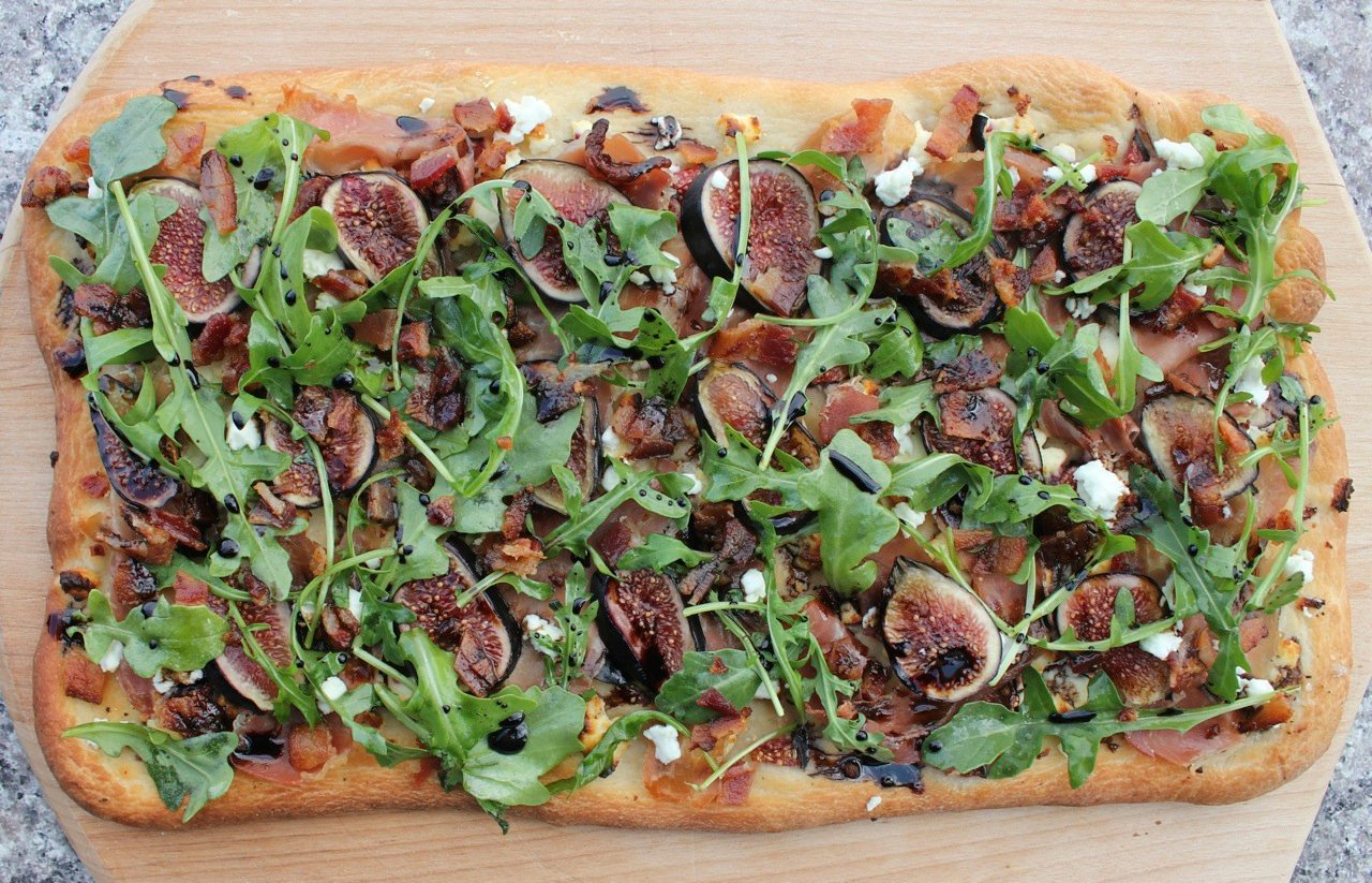 Flatbread-with-fresh-figs-prosciutto-and-goat-cheese