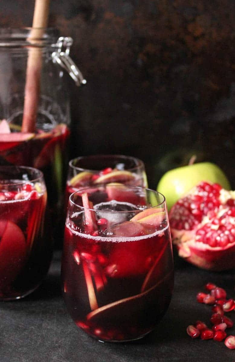 autumn-sangria-with-apples-pomegranate-and-blackberries