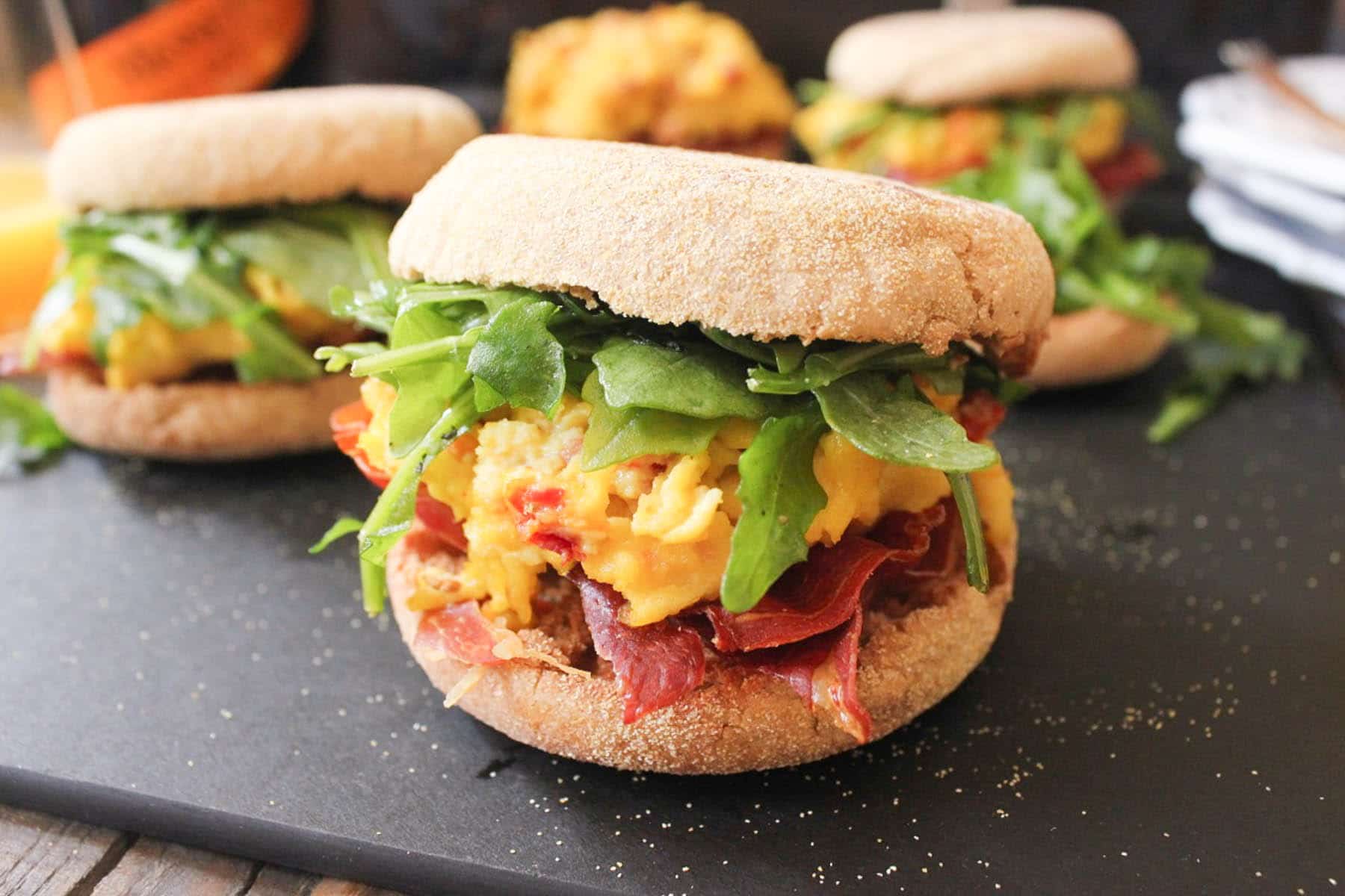 goat-cheese-and-sun-dried-tomato-egg-sandwiches-with-crispy-prosciutto-step-9
