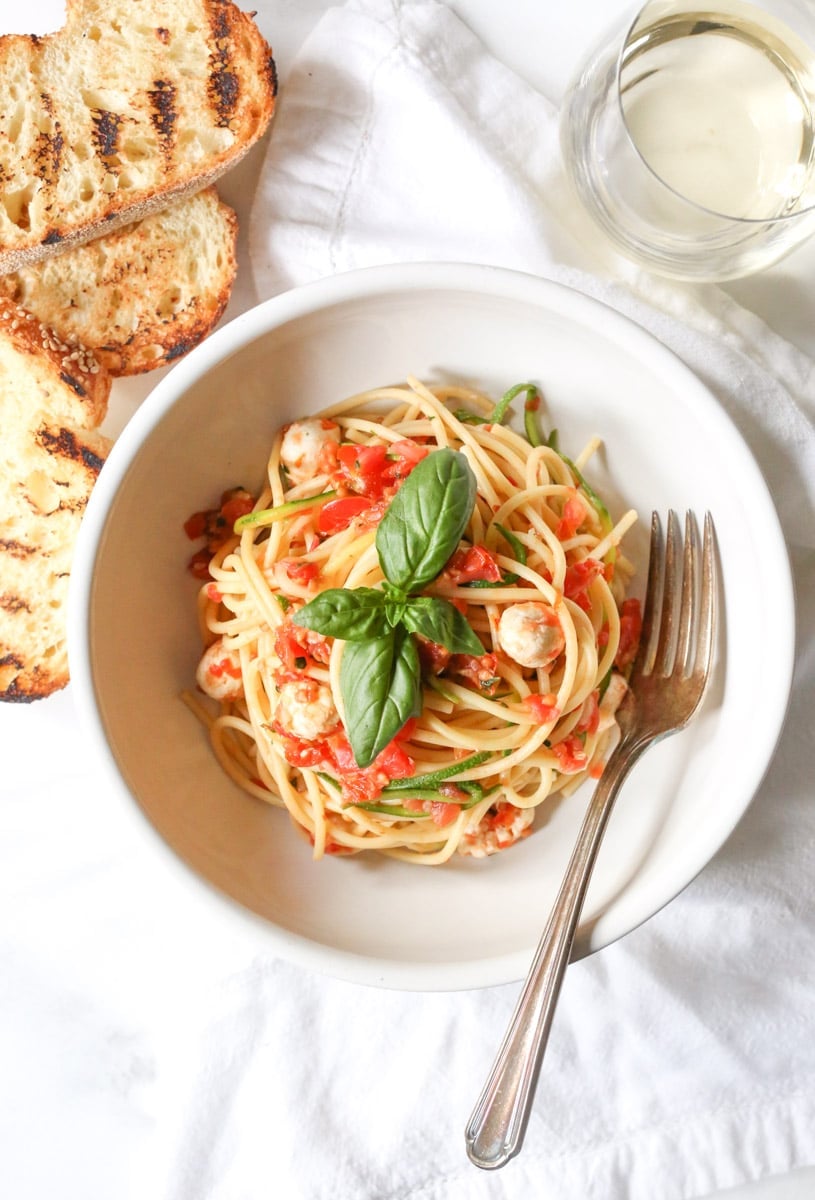 spaghetti-with-zucchini-cherry-tomato-sauce-and-fresh-mozzarella-pearls-3